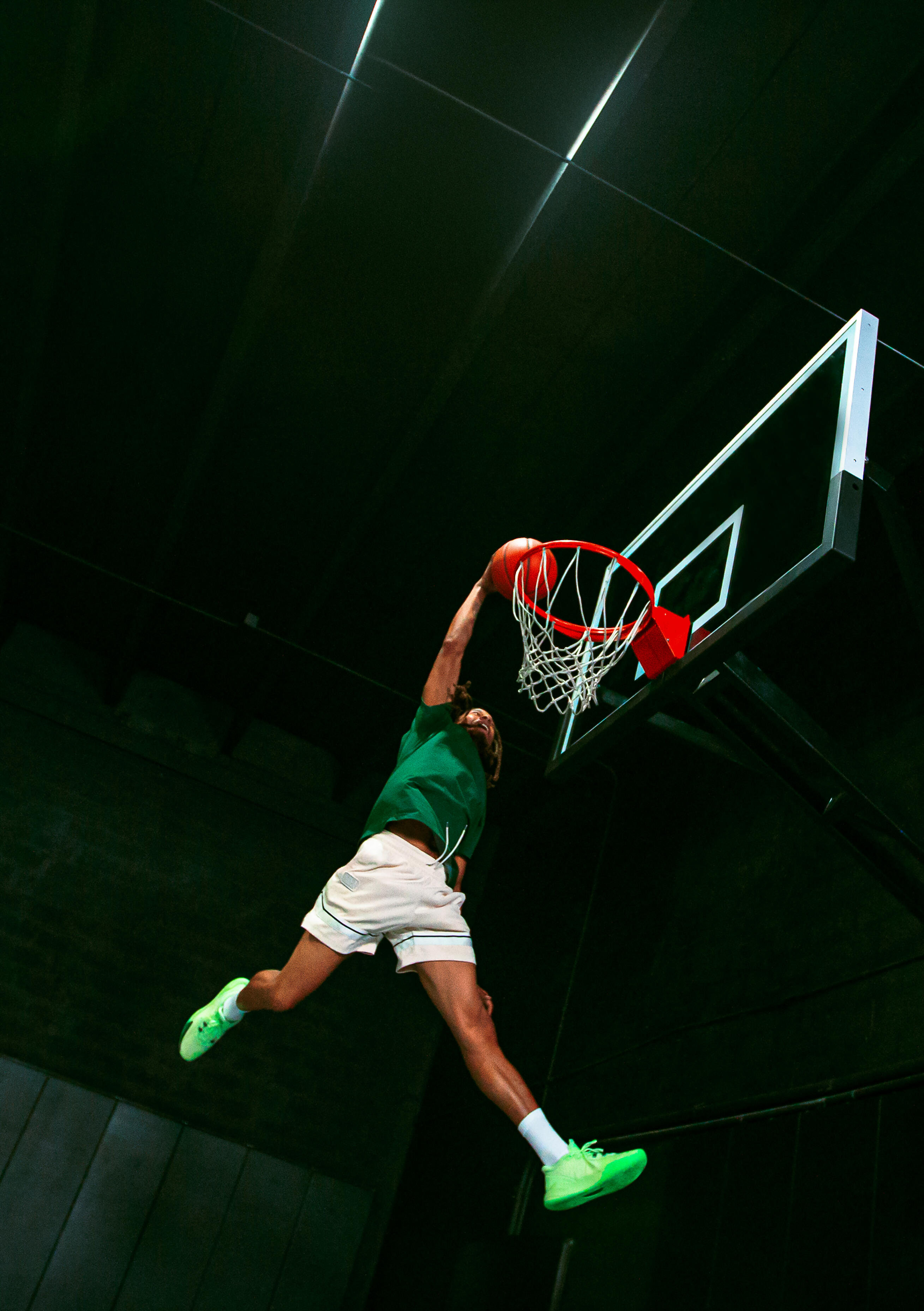 Exersează aruncările la coș cu mingi de baschet de la Decathlon