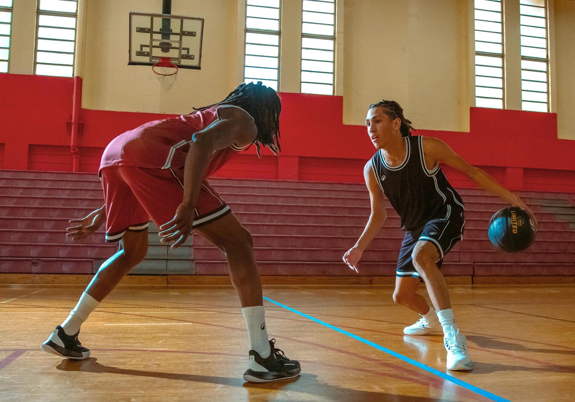 Apprendre à dribbler au basketball : conseils et erreurs à éviter
