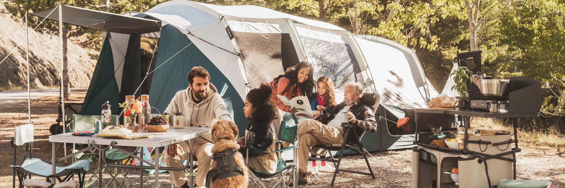 Família à mesa num parque de campismo