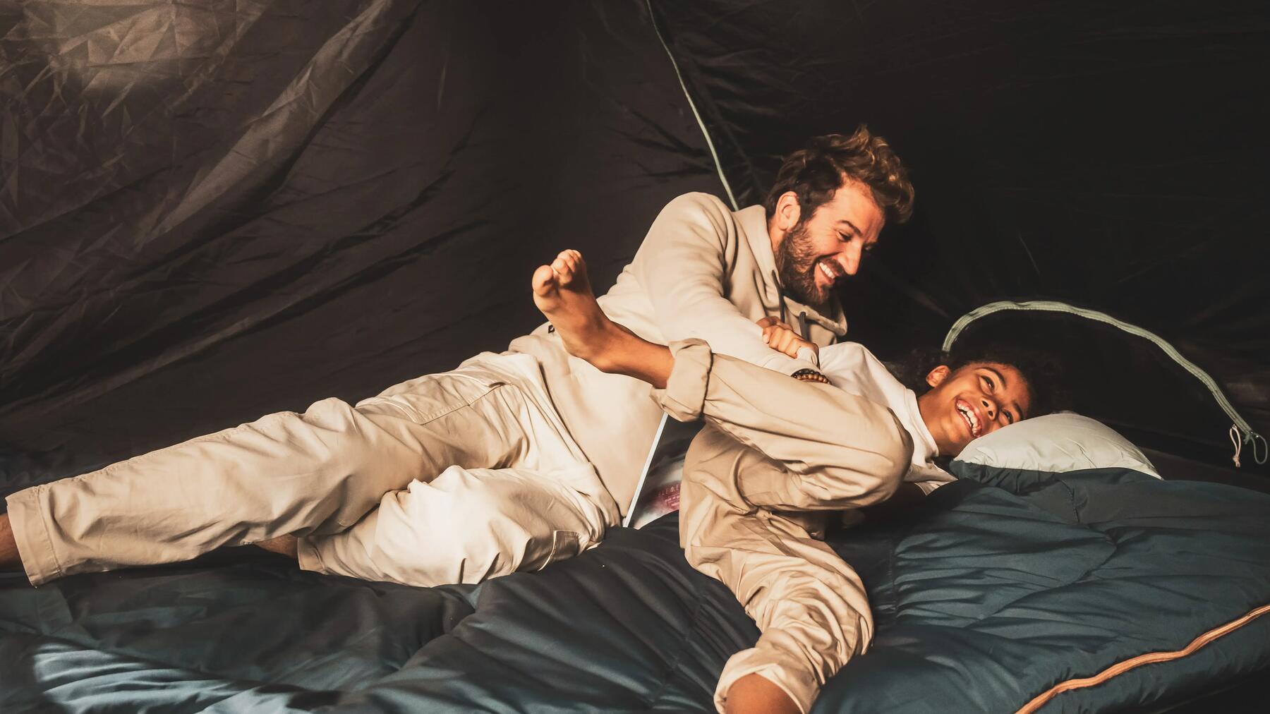 Vater und Sohn liegen auf Luftmatratze