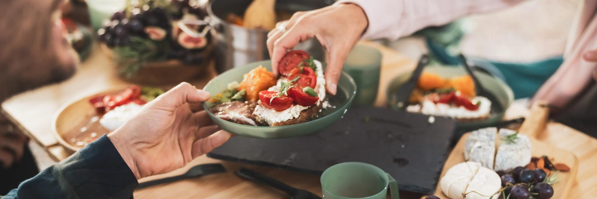 Leckeres glutenreiches Essen, das übergeben wird an einem vollgestelltem Tisch.