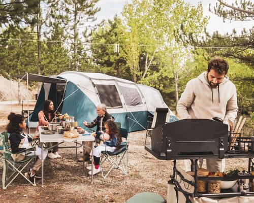 deux personnes installent leur campement dans les rocheuses canadiennes