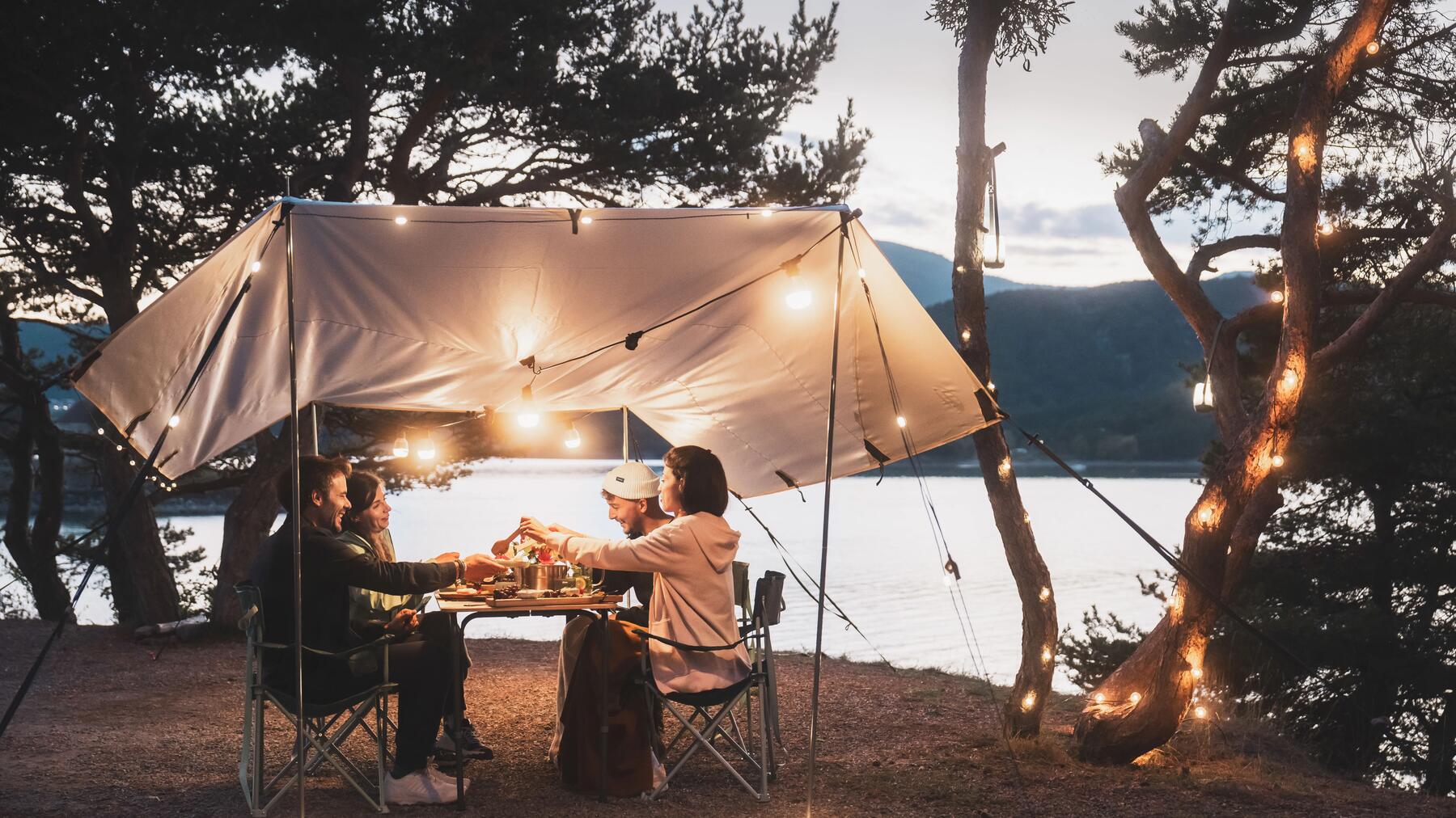 CAMPING ÎN ROMÂNIA – CE PIESE DE ECHIPAMENT NU TREBUIE SĂ LAȘI ACASĂ CÂND PLECI ÎN EXCURSIE CU CORTUL?