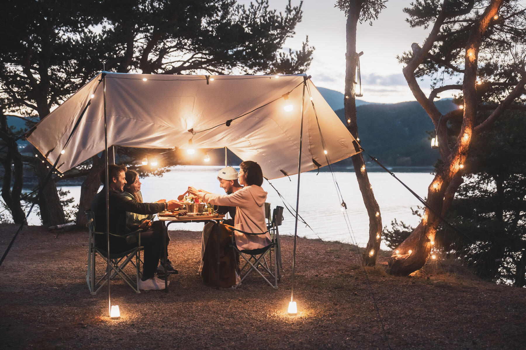 LOCURI DE CAMPING: UNDE MERITĂ SĂ ÎȚI PUI CORTUL ÎN ROMÂNIA?