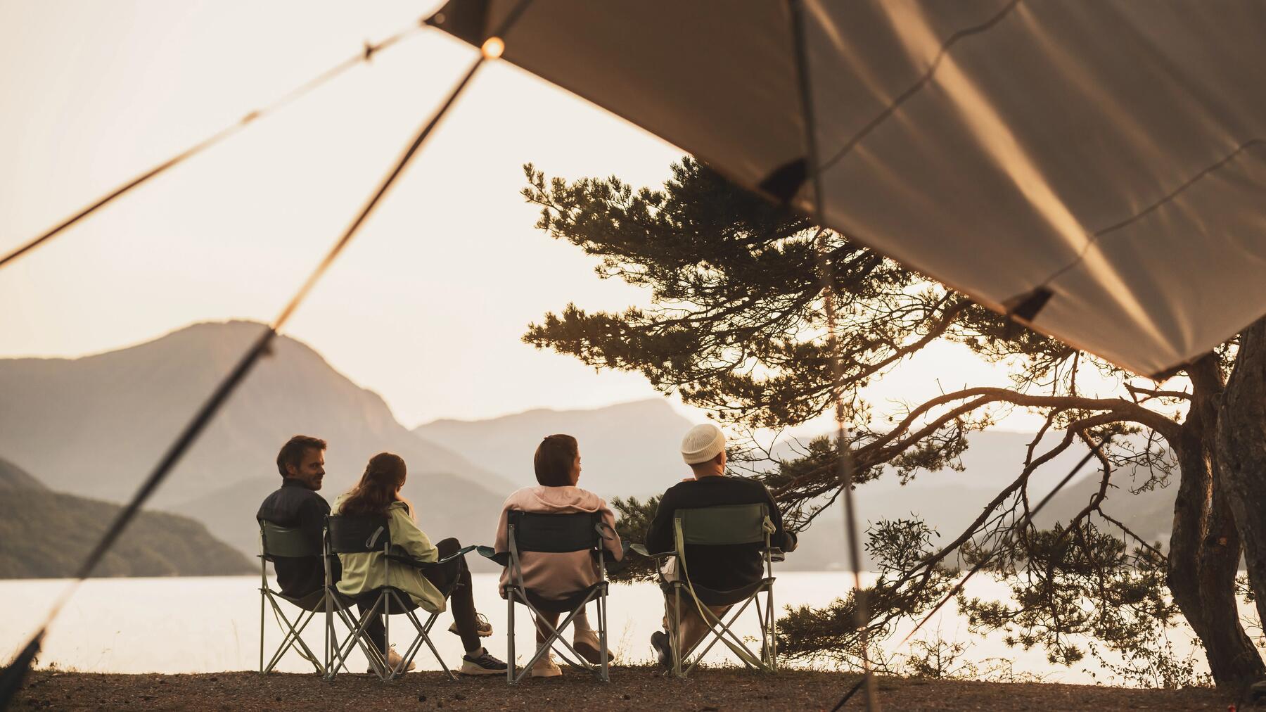 Gruppe genießt einen Ruhetag mit Camping in der Natur nach den Feierlichkeiten des JGA