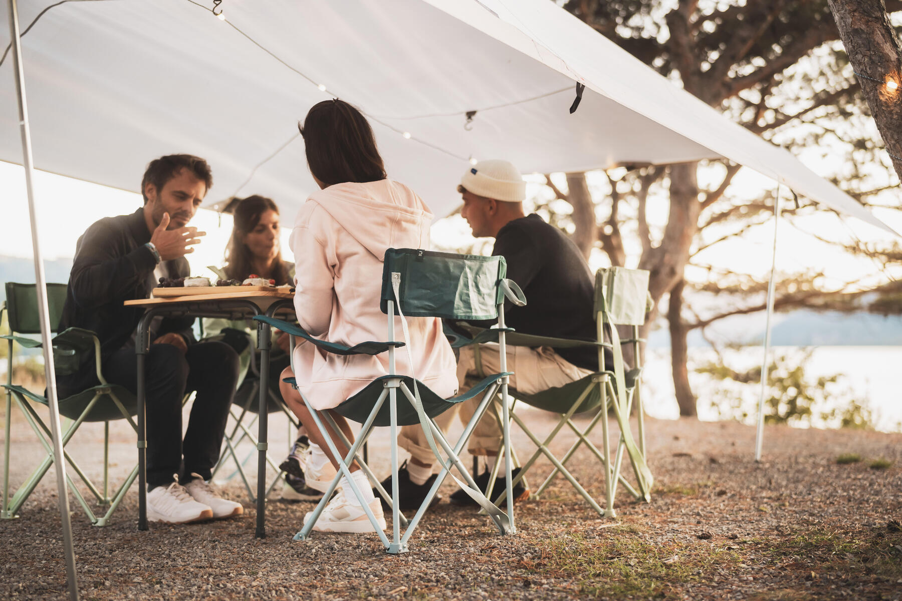 LOCURI DE CAMPING: UNDE MERITĂ SĂ ÎȚI PUI CORTUL ÎN ROMÂNIA?