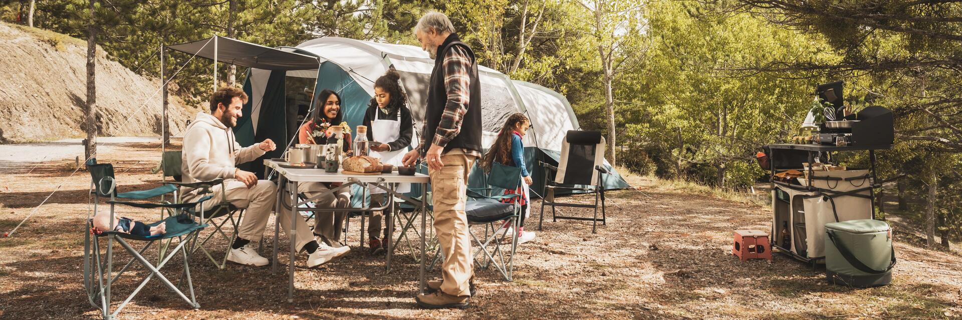 Menschen campen mit Luftmatratzen