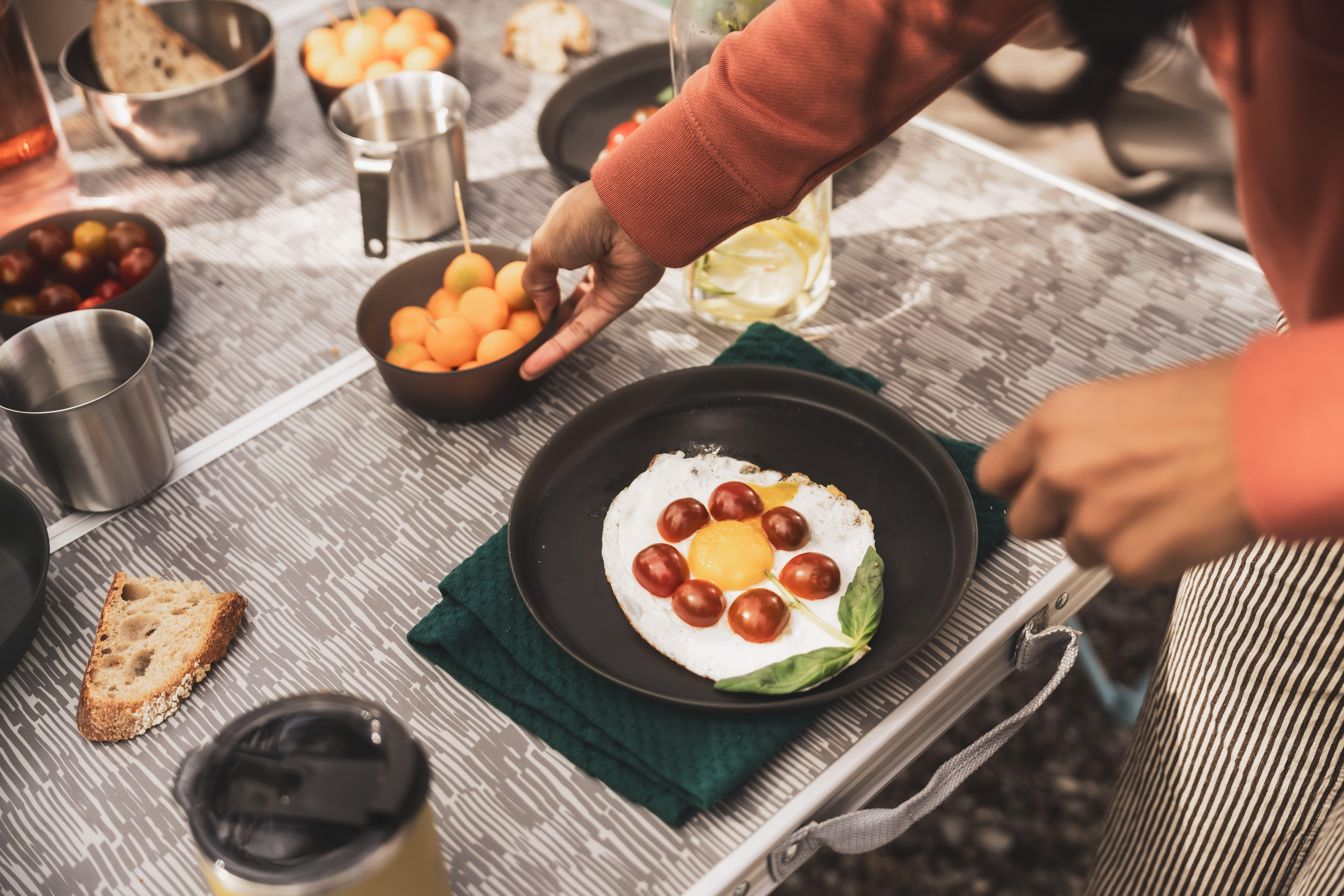 Ensemble de cuisine en inox anti-adhésif 33 morceaux pour 4 personnes, 900 - QUECHUA