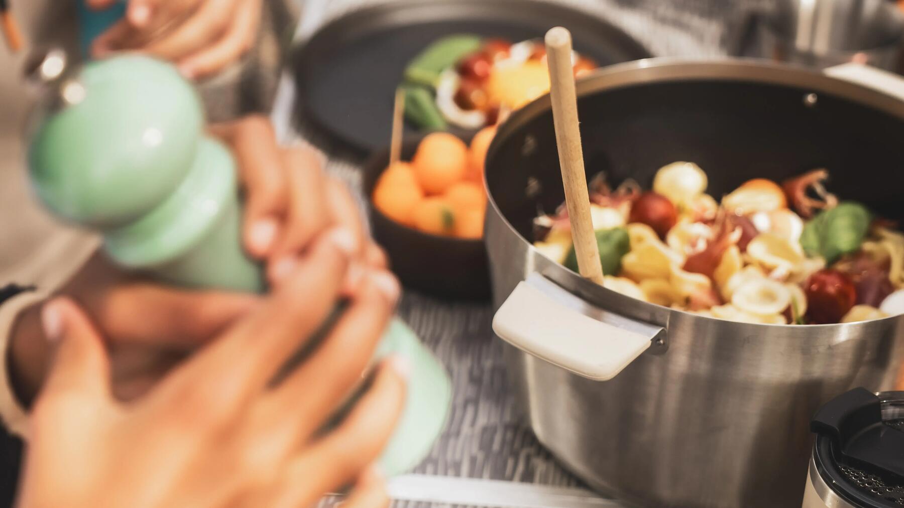 criança a cozinhar no campismo