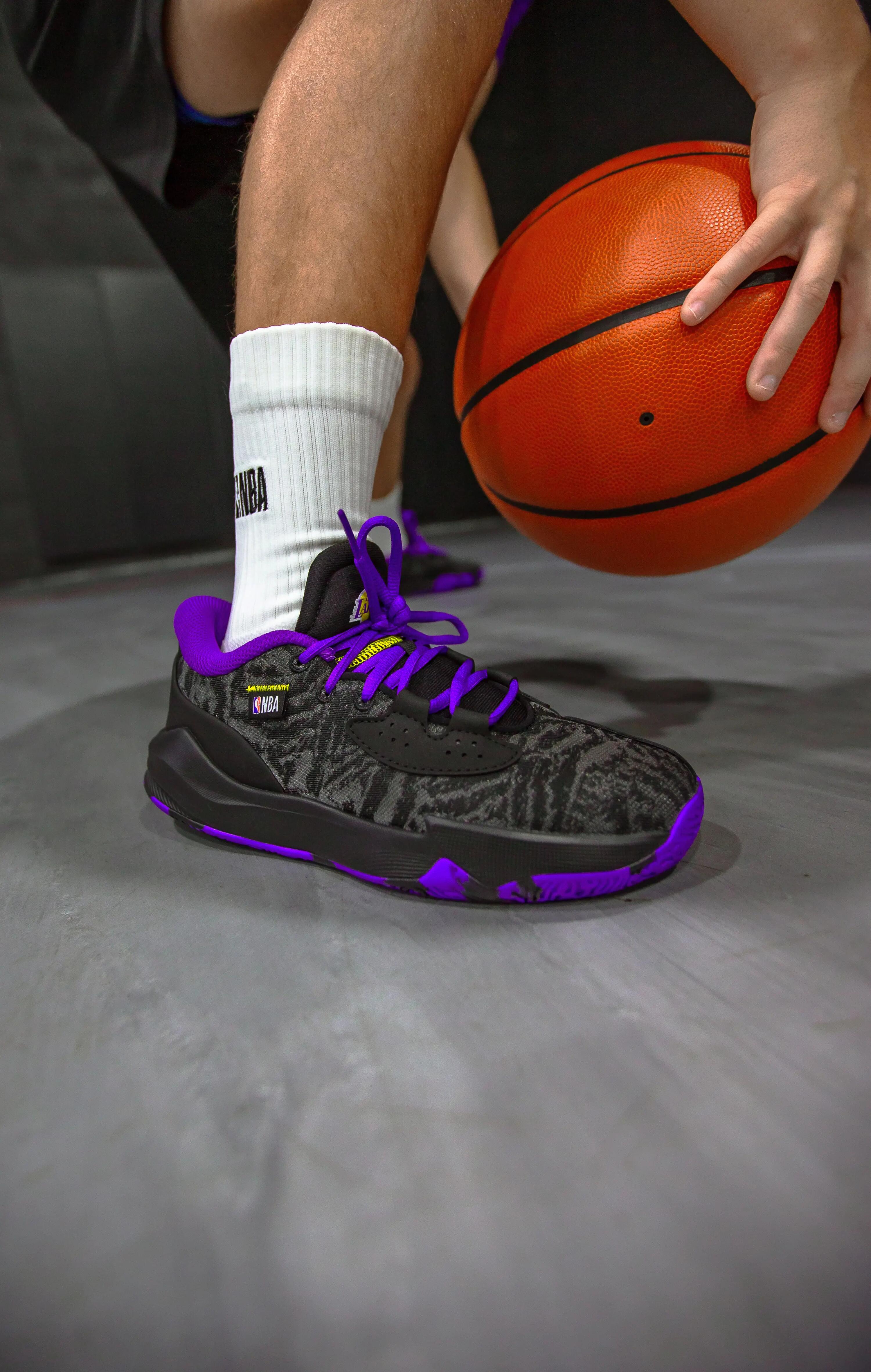 ZAPATILLAS DE BÁSQUETBOL NBA LAKERS NIÑO FAST 900 LOW-1 3/7
