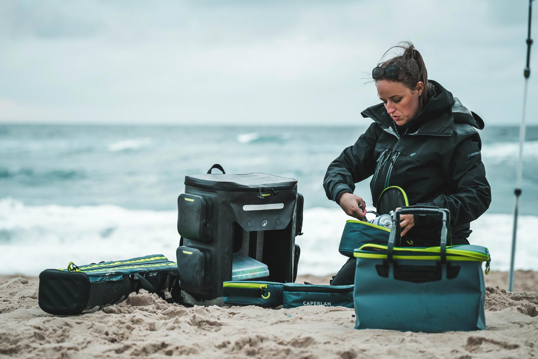 mujer preparando kit surfcasting