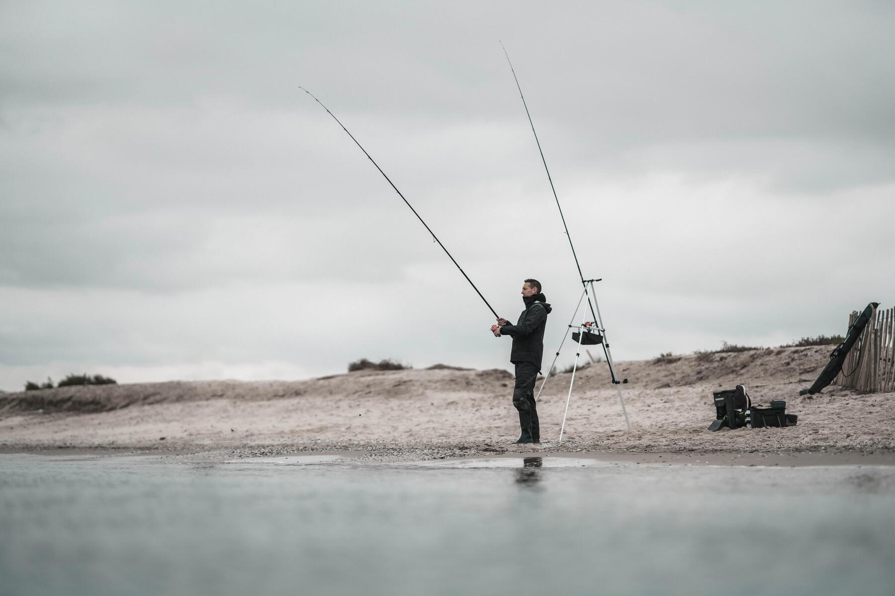 hombre pescando estilo surfcasting