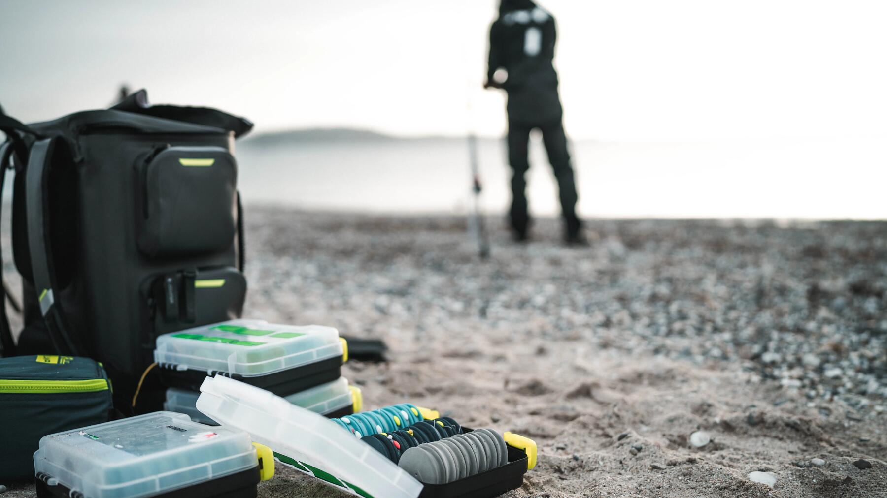 Mann angelt mit Ruten im Meer