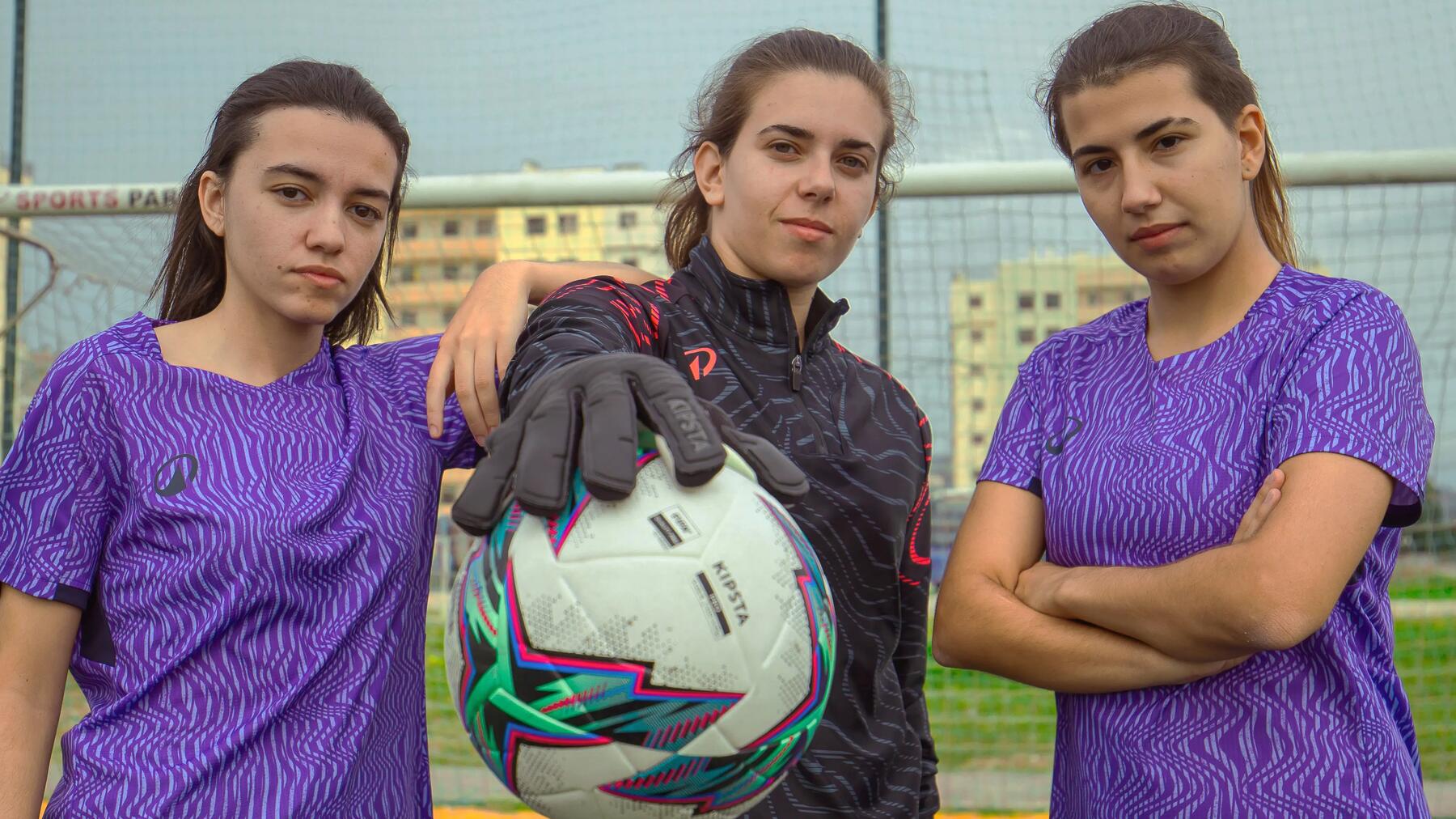 Fotbalul feminin: oportunitati, echipament si beneficii pentru fete
