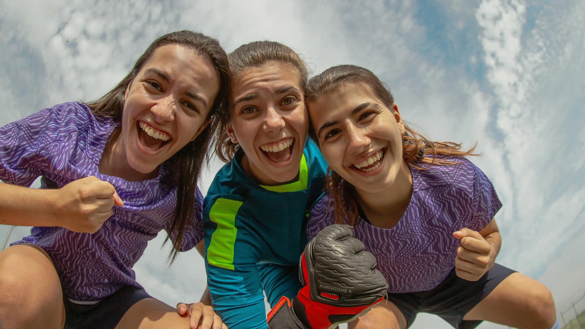 Fotbalul feminin: oportunitati, echipament si beneficii pentru fete