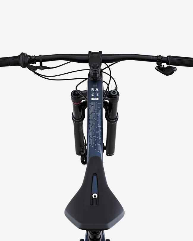Schwarzes Fahrradlenker, blaue Oberrohrabdeckung mit Schrift, sichtbarer Fahrradsattel, klare Linien, matte Textur.