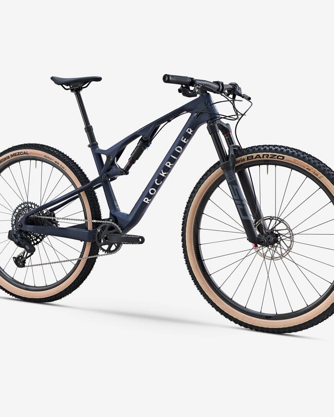 Schwarzes Mountainbike mit beigen Reifen, schlankem Rahmen, grobstolligen Texturen und silbernen Speichen auf weißem Hintergrund.