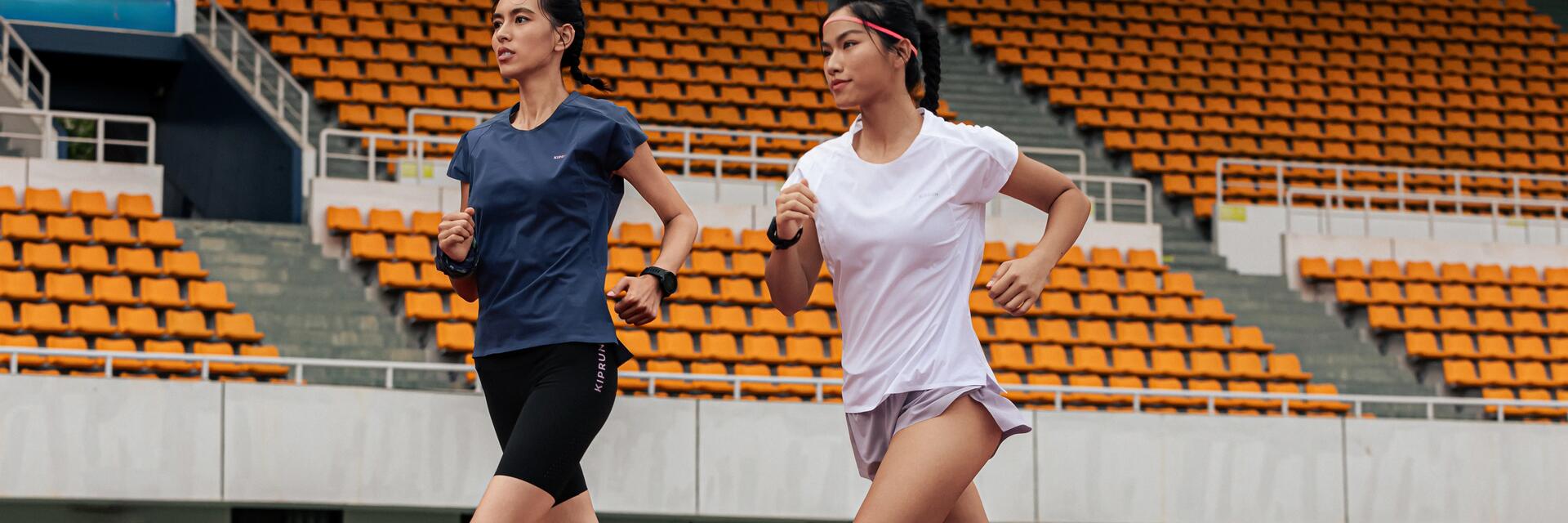 Kobiety w odzieży sportowej trenujące bieganie po bieżni