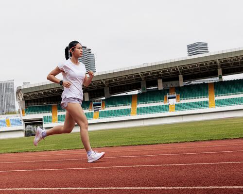 Frau beim Duathlon im Stadion
