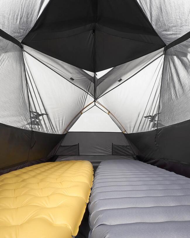 Zelt von innen mit zwei Luftmatratzen