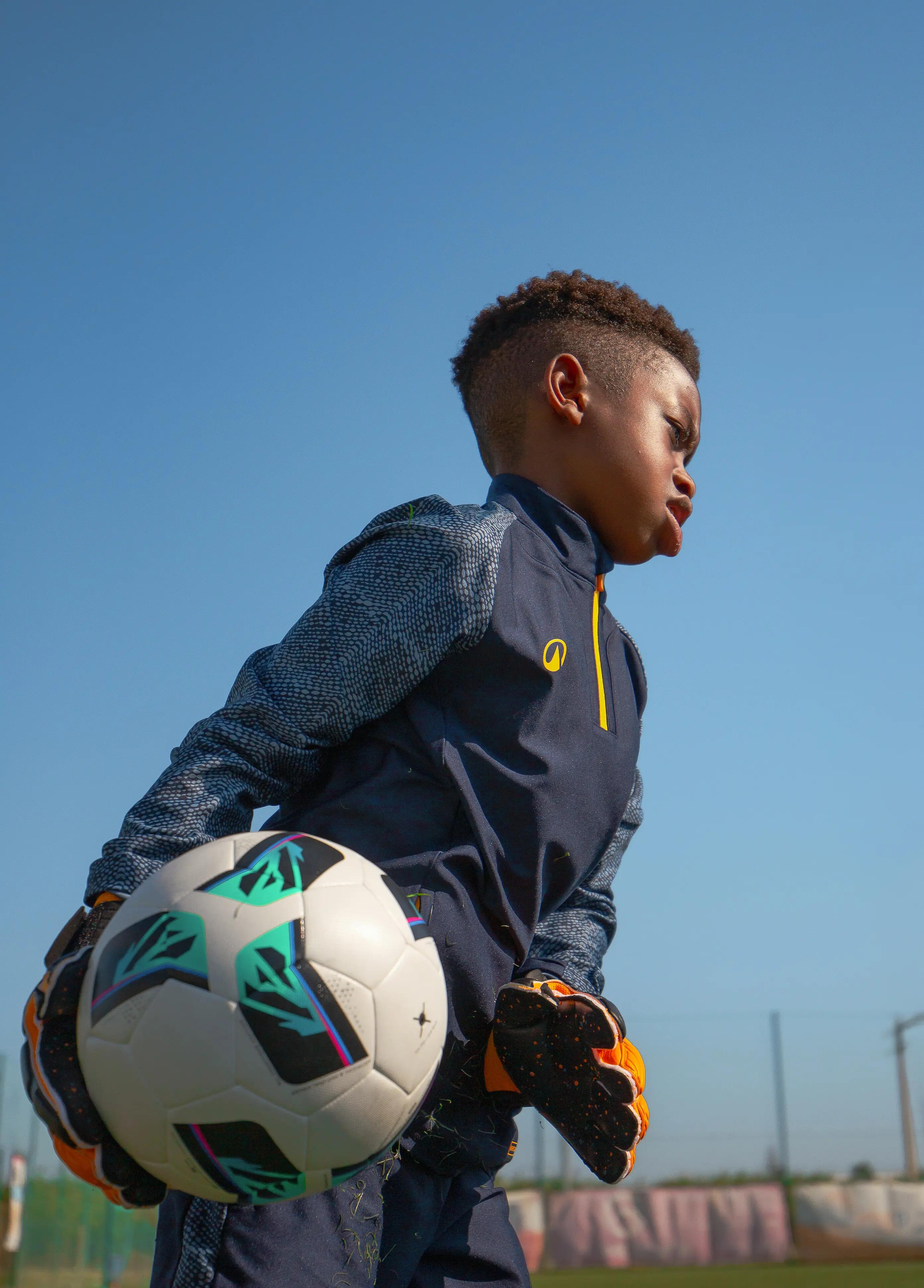 PELOTA DE FÚTBOL HÍBRIDA FIFA BASIC CLUB BALL TALLA 4 6/8