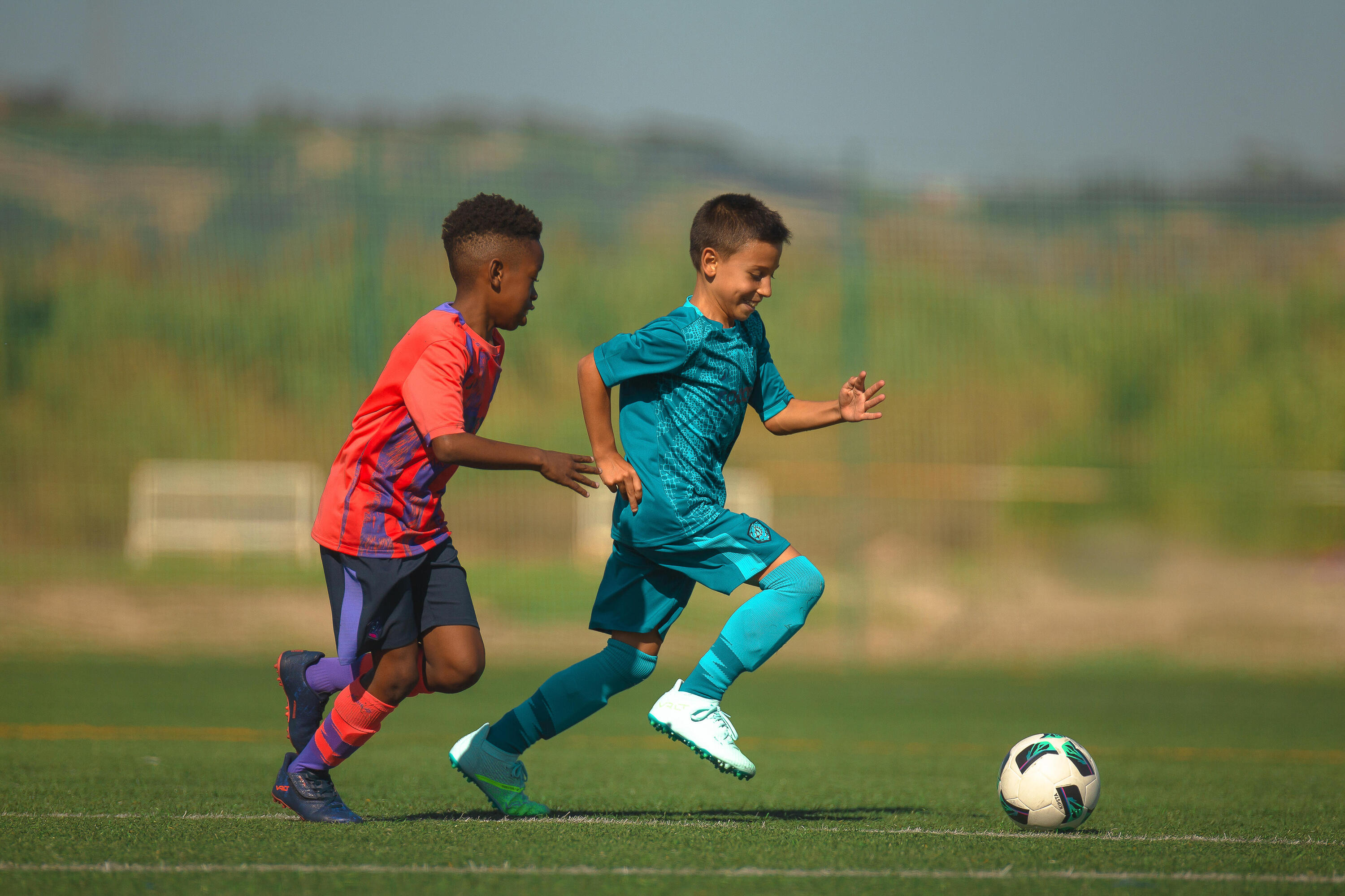 Playera de futbol de manga corta rojo con violeta para niños Viralto 10/12