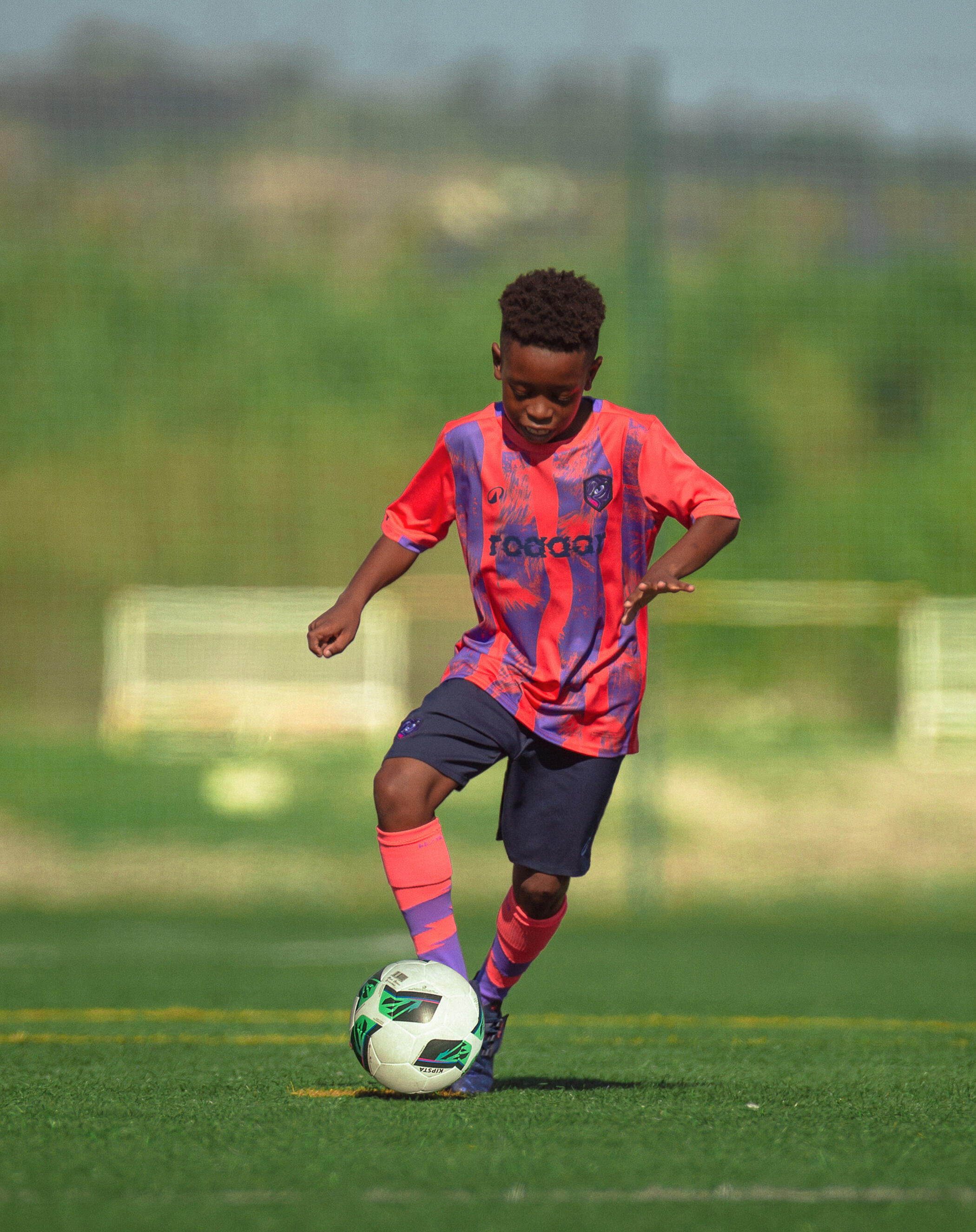 Maglia calcio bambino VIRALTO KIDS Mc Roarrr mandrillo rosso-lilla 7/9