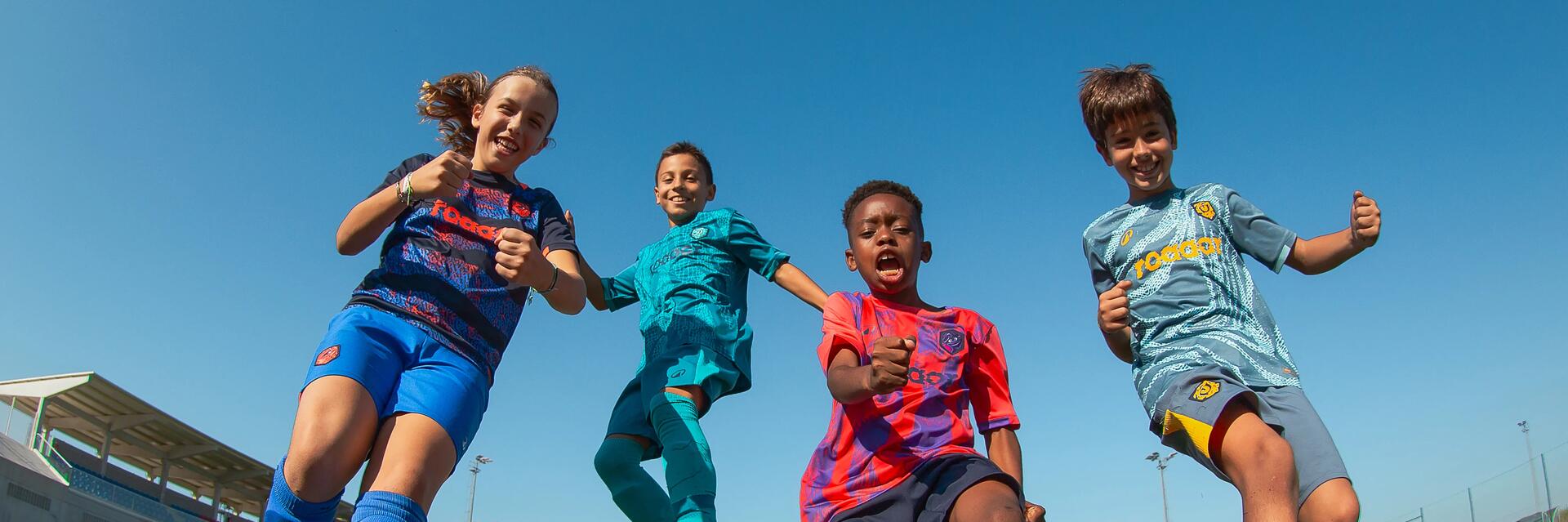 enfants heureux qui jouent au football