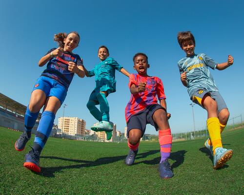enfants heureux qui jouent au football