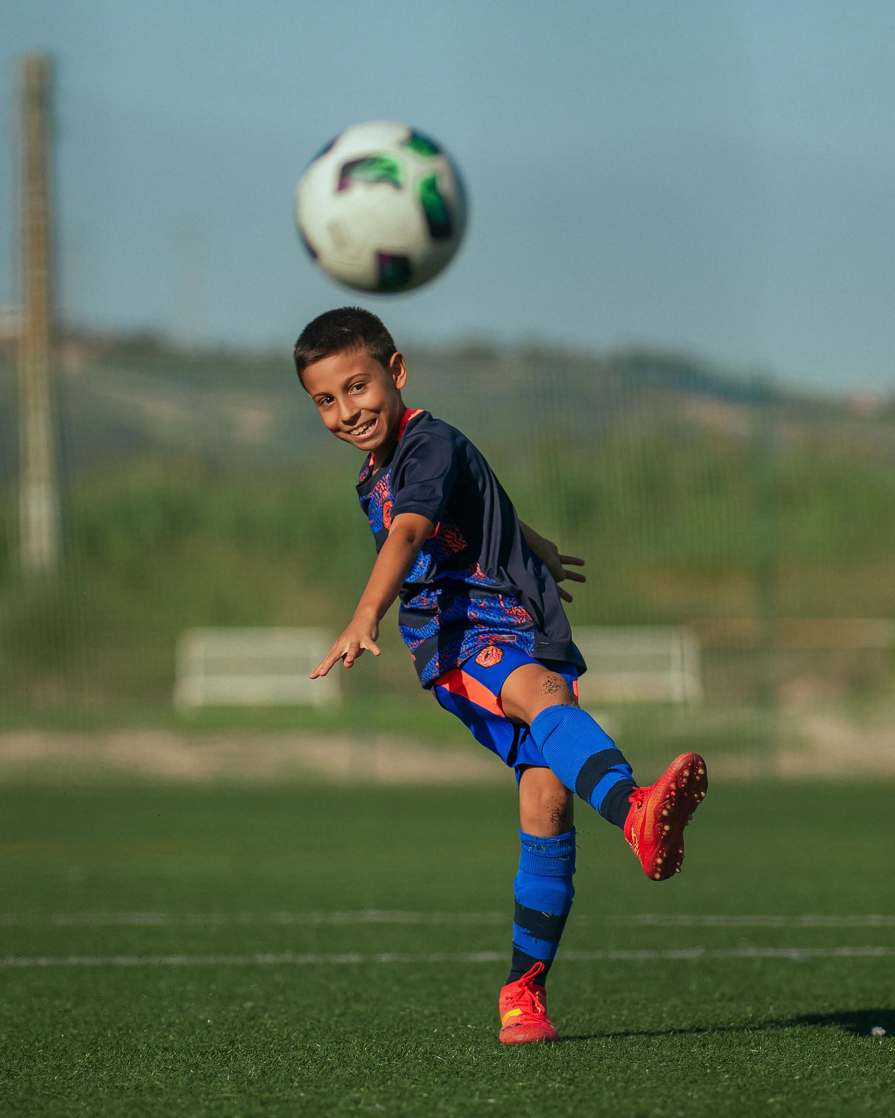PELOTA DE FÚTBOL HÍBRIDA FIFA BASIC CLUB BALL TALLA 4 2/8