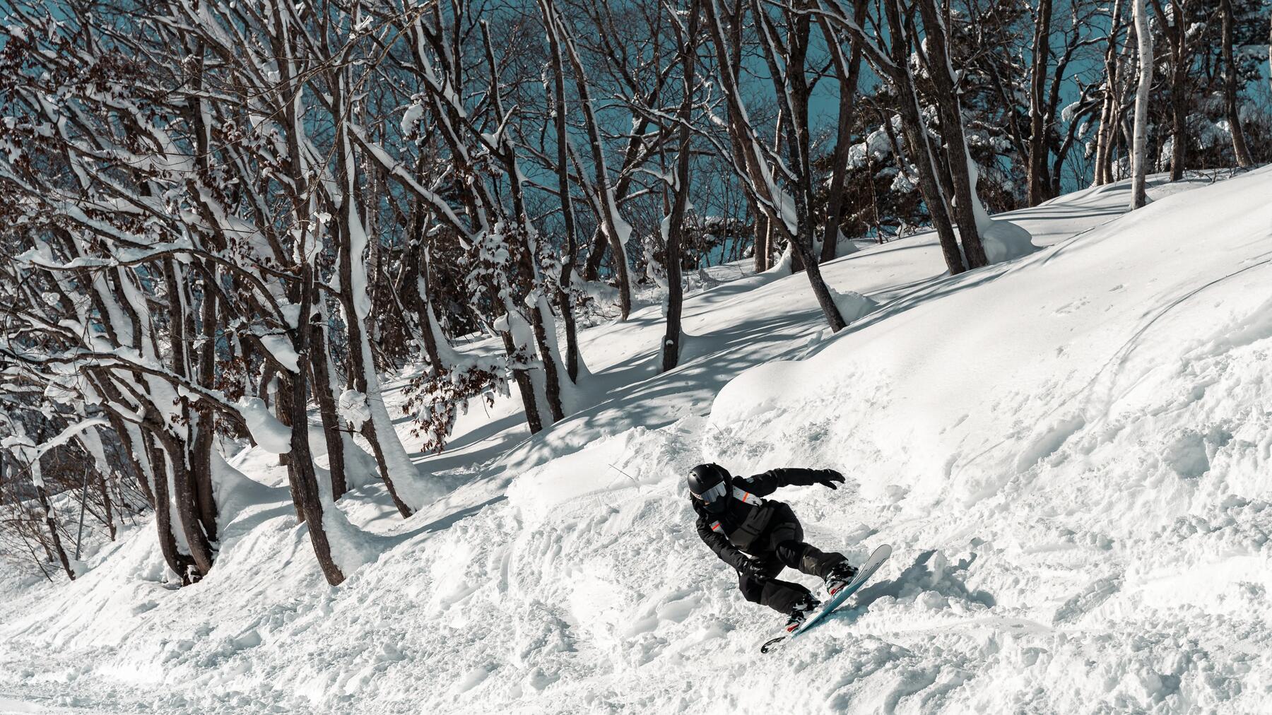 Man die van de off-piste terugkomt.