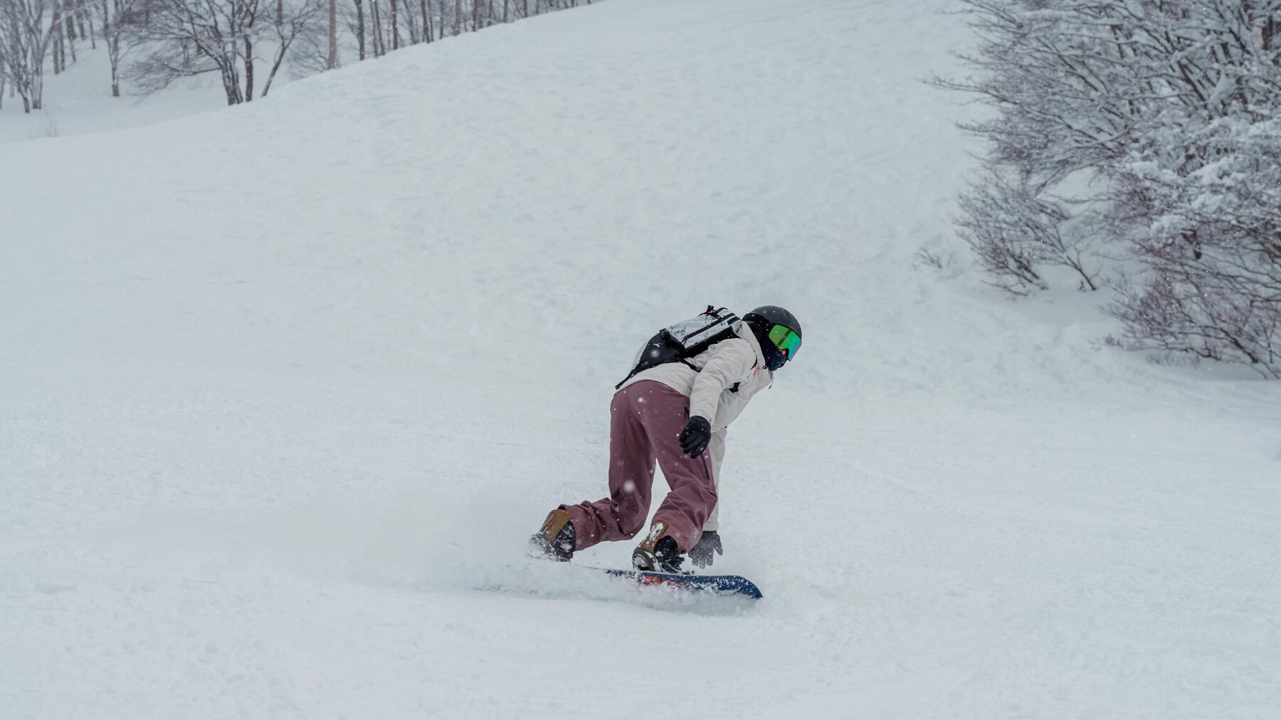 Vrouw die off-piste aan het skiën is.