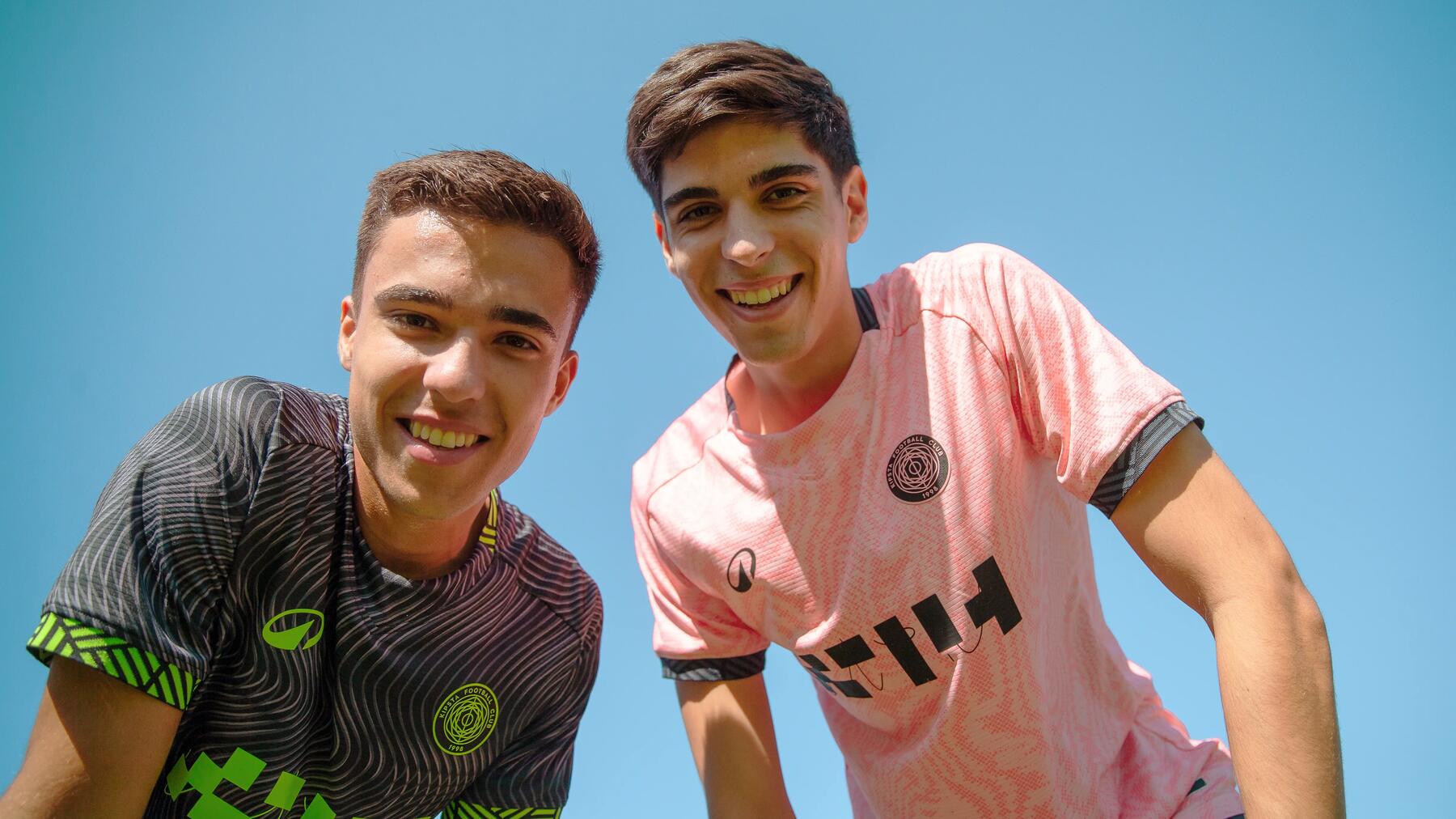 Zwei Fußballspieler aus gegnerischen Teams sind bereit für den Spielbeginn