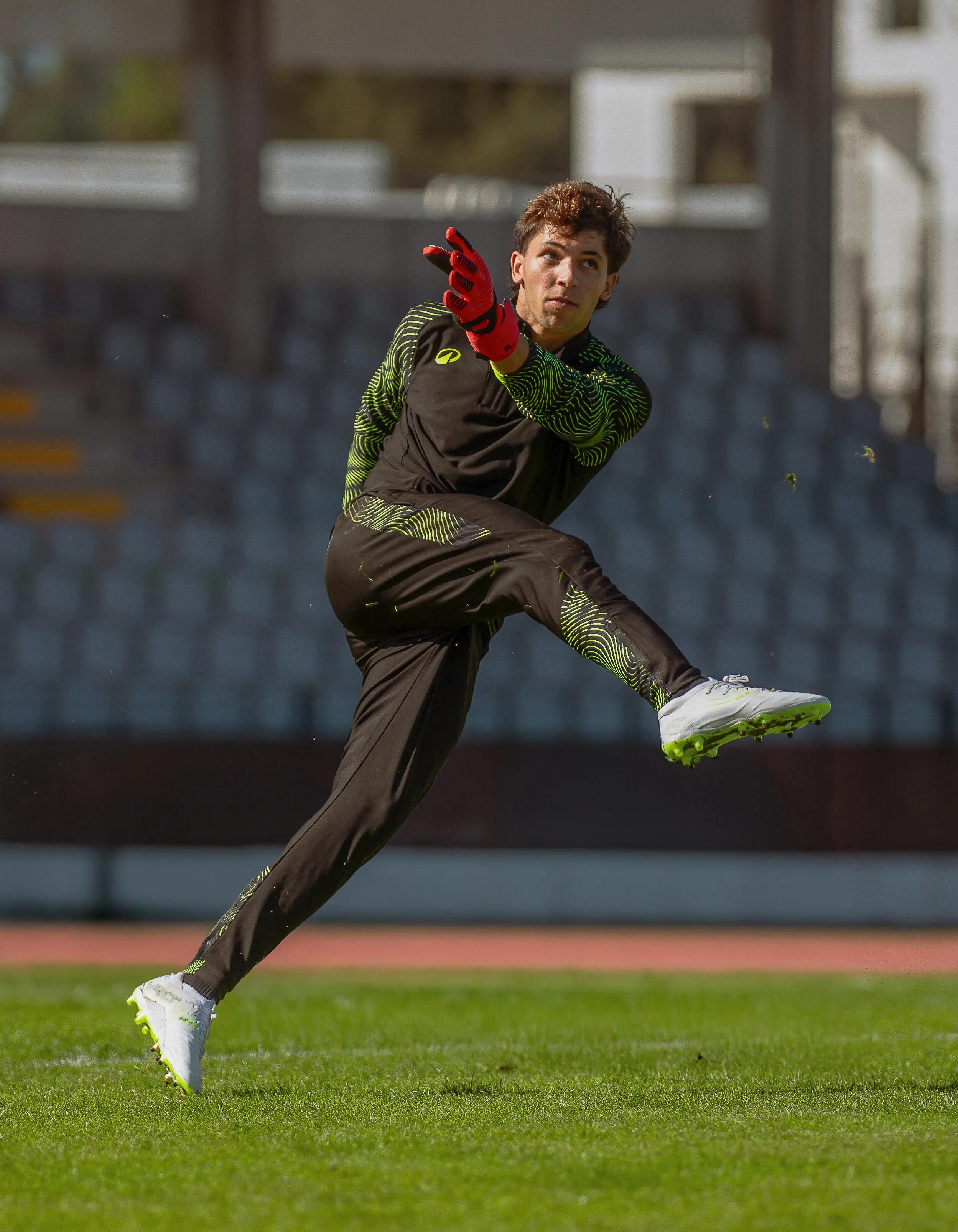 Pantalón de futbol de entrenamiento negro con amarillo para adulto Viralto Wave 16/19