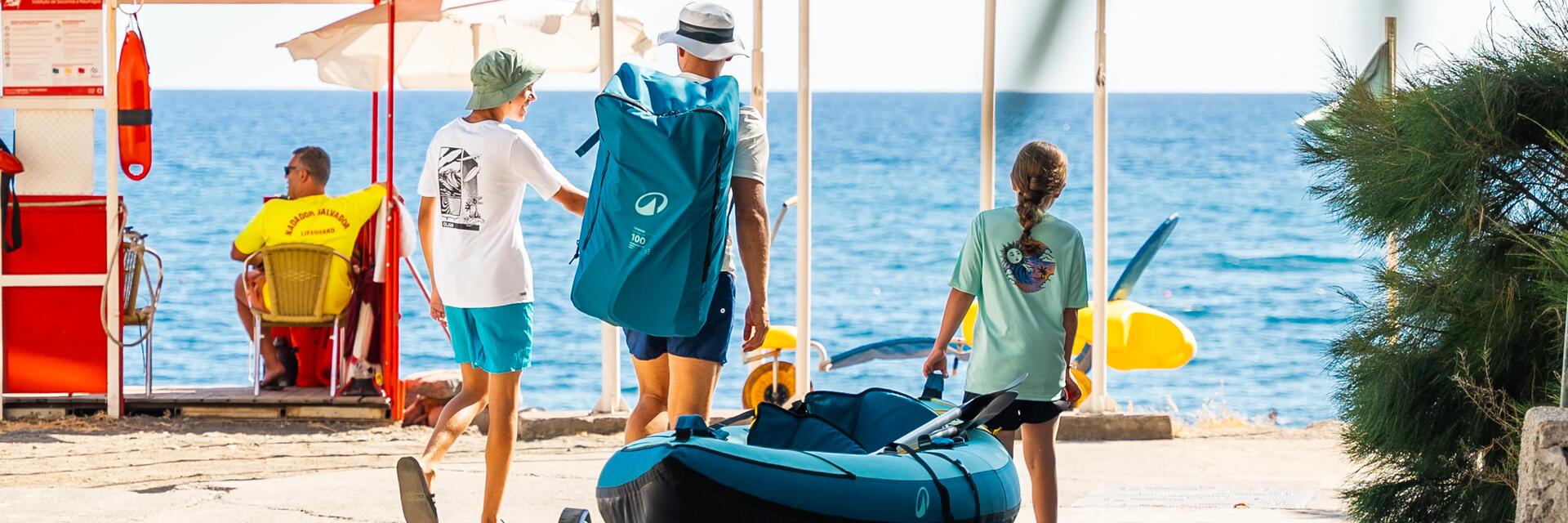 Eine Familie geht mit einem Kajak und der Packliste zum Meer auf eine Tour