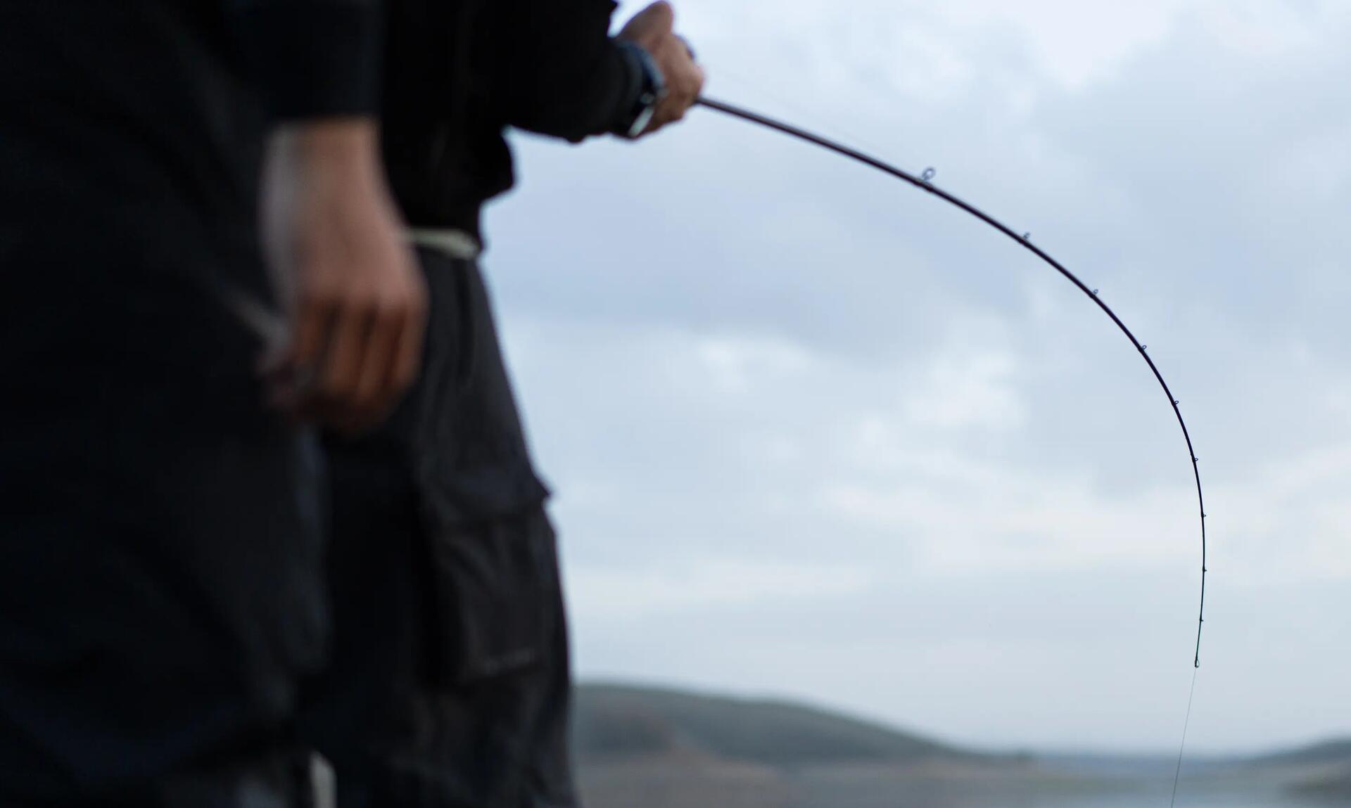 Pêcheur en plein combat avec un poisson