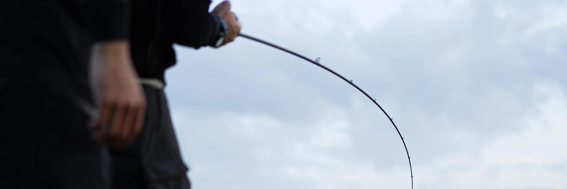 Pêcheur en plein combat avec un poisson 