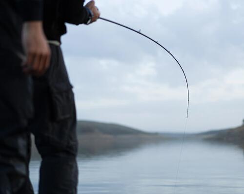 Pêcheur en plein combat avec un poisson 