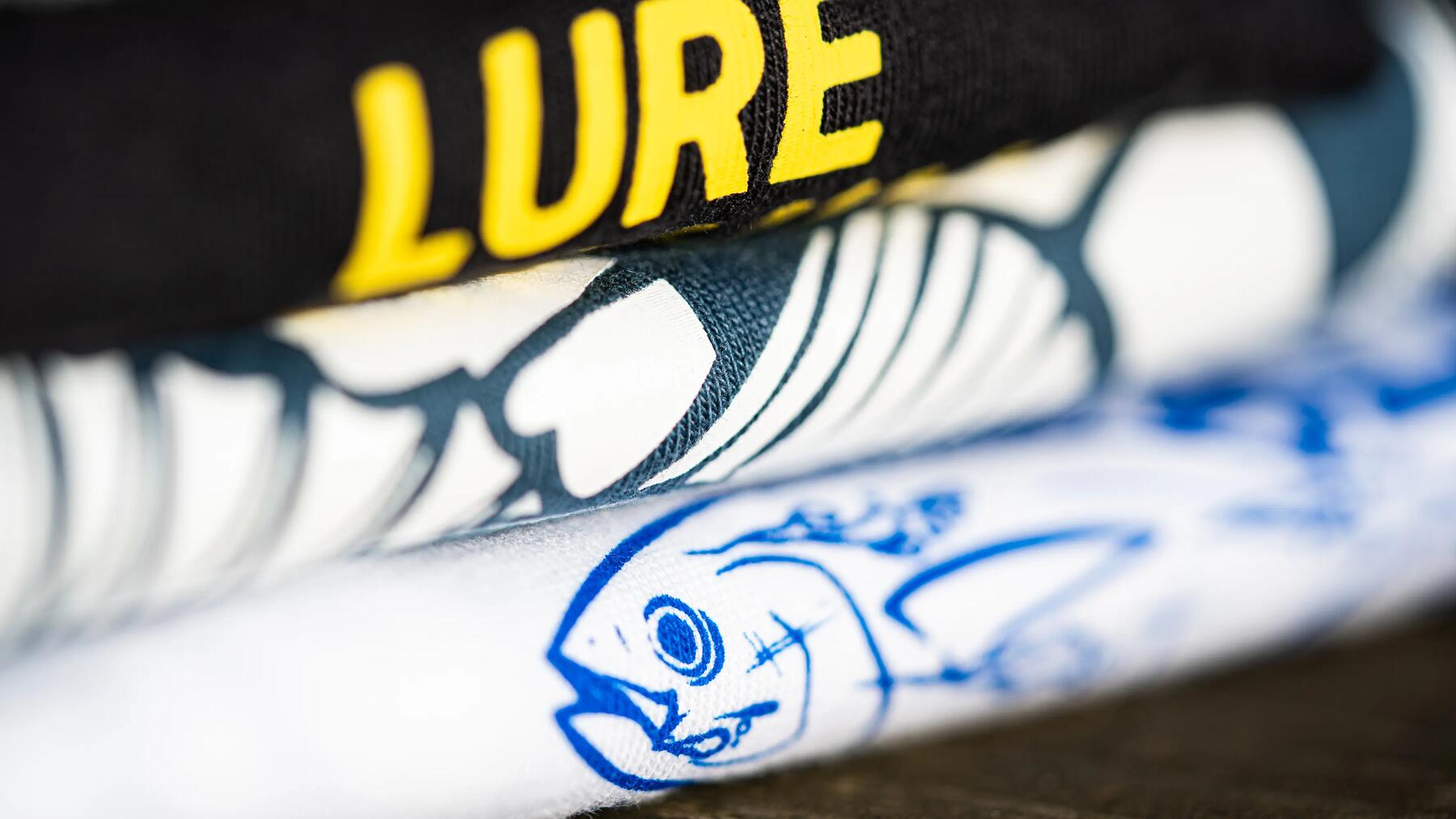 UV-Shirts für Kinder liegen auf einem Stapel