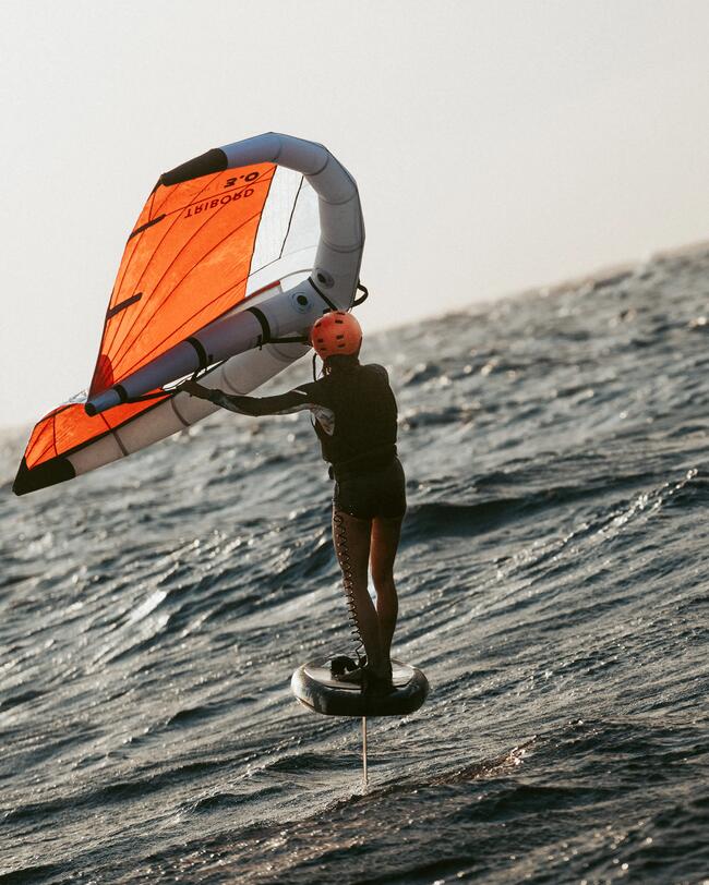 rideuse en wing foil sur la mer