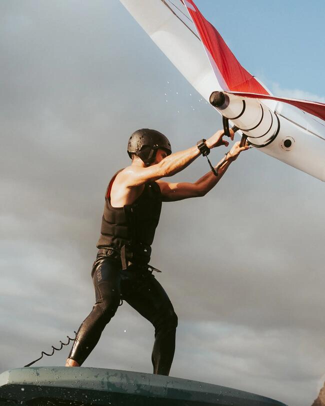 Hombre navegante en wingfoil.