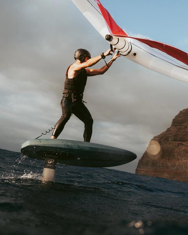 Mann beim Wingfoiling, der eine Prallschutzweste trägt