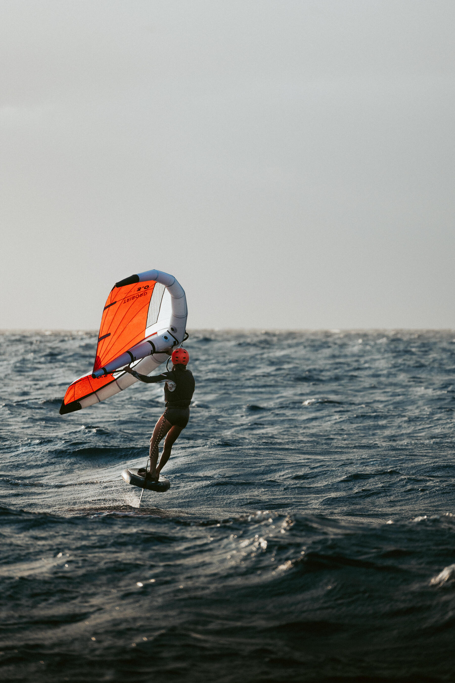 Osoba uprawiająca kitesurfing