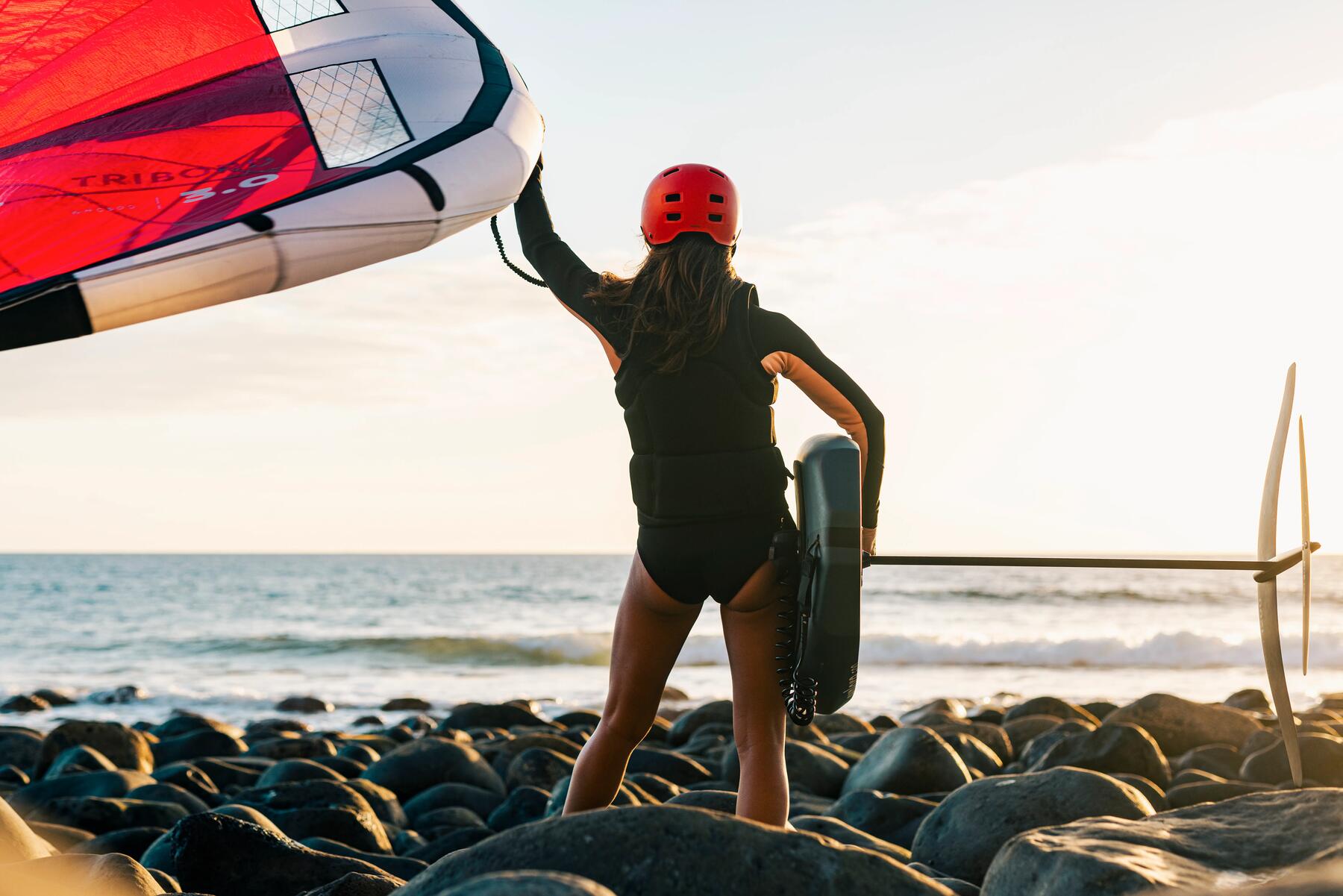 Kobieta w sprzęcie ochronnym na kitesurfing