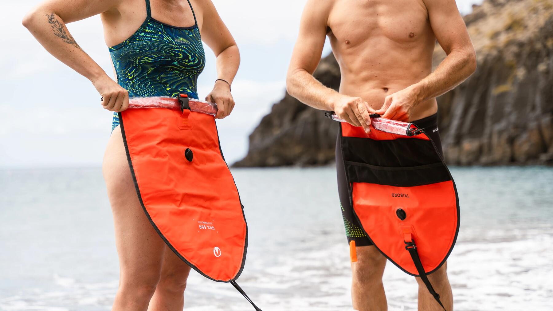 Beim Freiwasserschwimmen werden oft spezielle Taschen benutzt