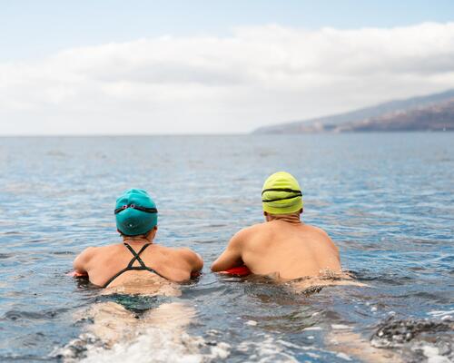 Du willst wissen, wie du beim Schwimmen Muskeln aufbaust?