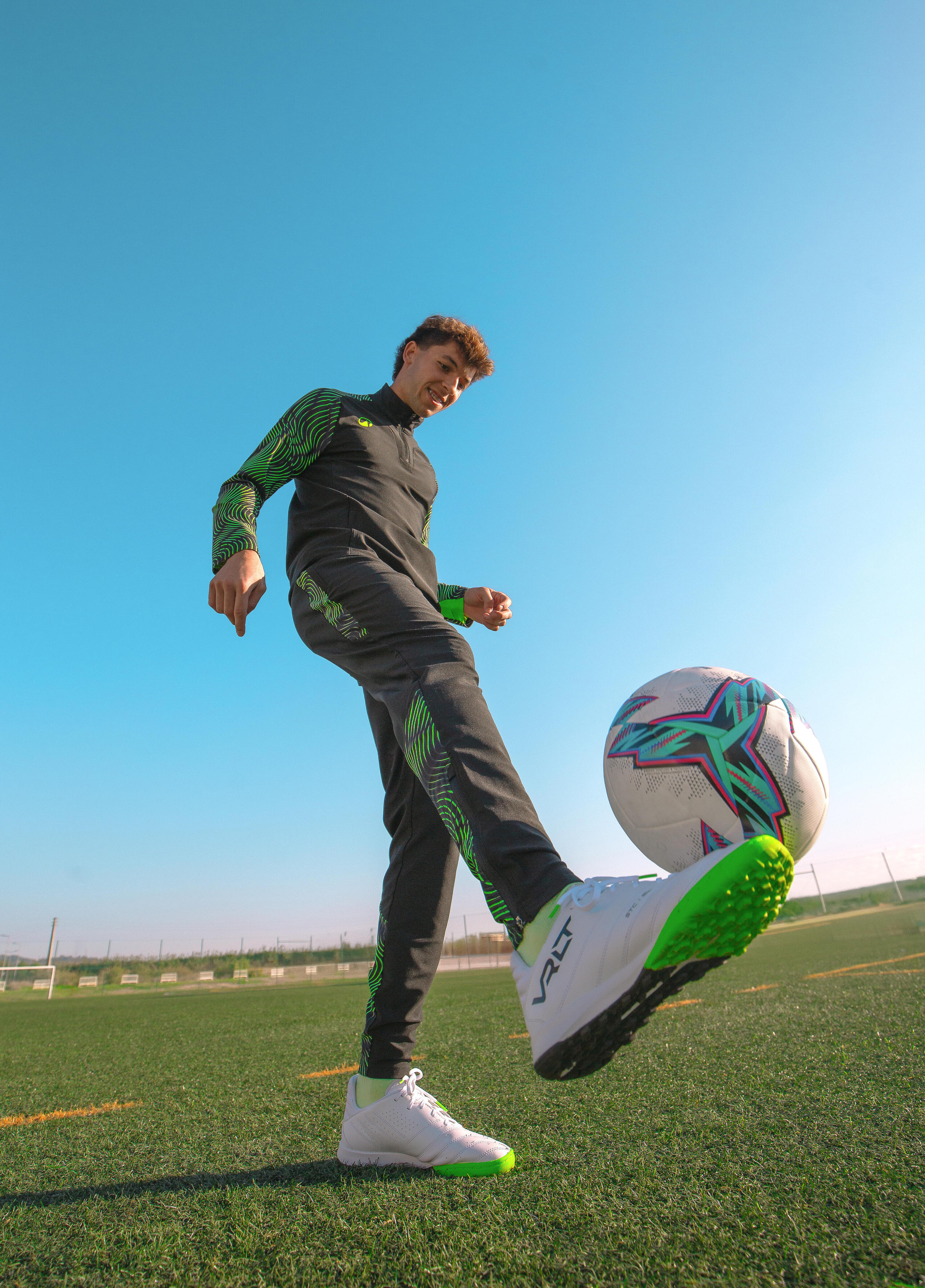 SWEAT DE FOOTBALL ADULTE 1/2 ZIP VIRALTO WAVE NOIR, JAUNE FLUO 7/11