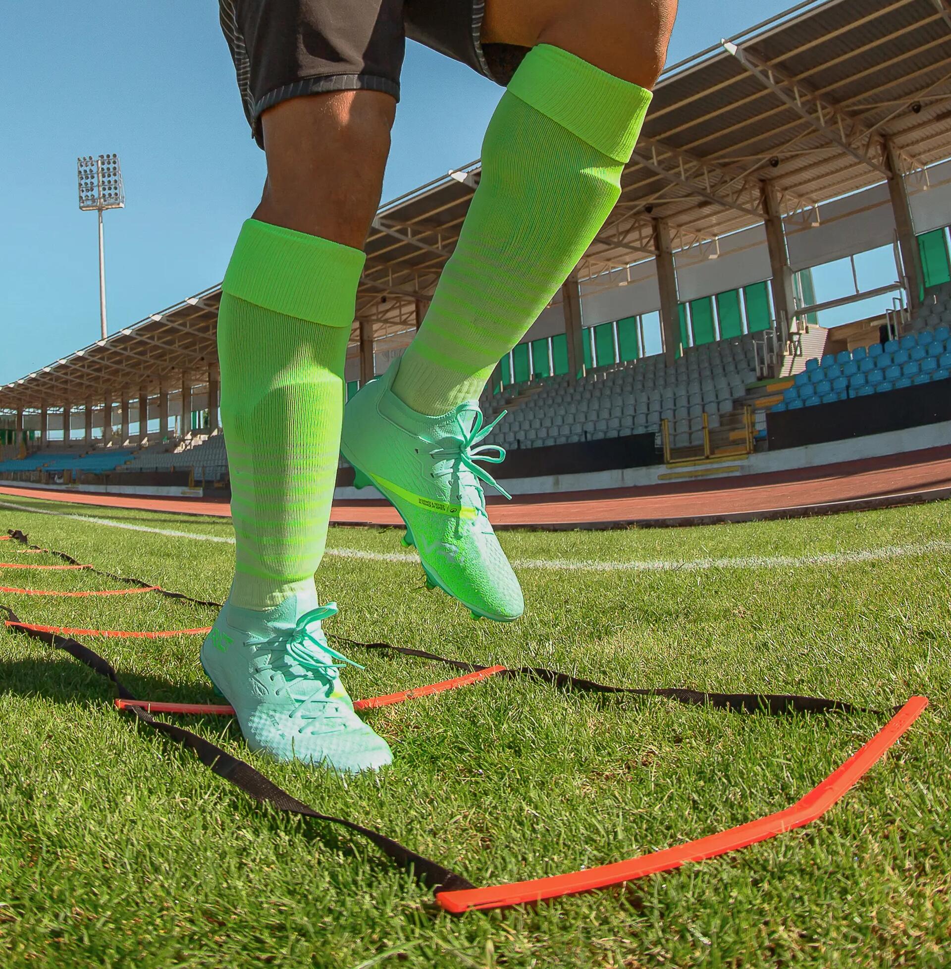 UNE CHAUSSURE DE SOCCER POUR GAZON, GAZON ARTIFICIEL OU TERRAIN GELÉ