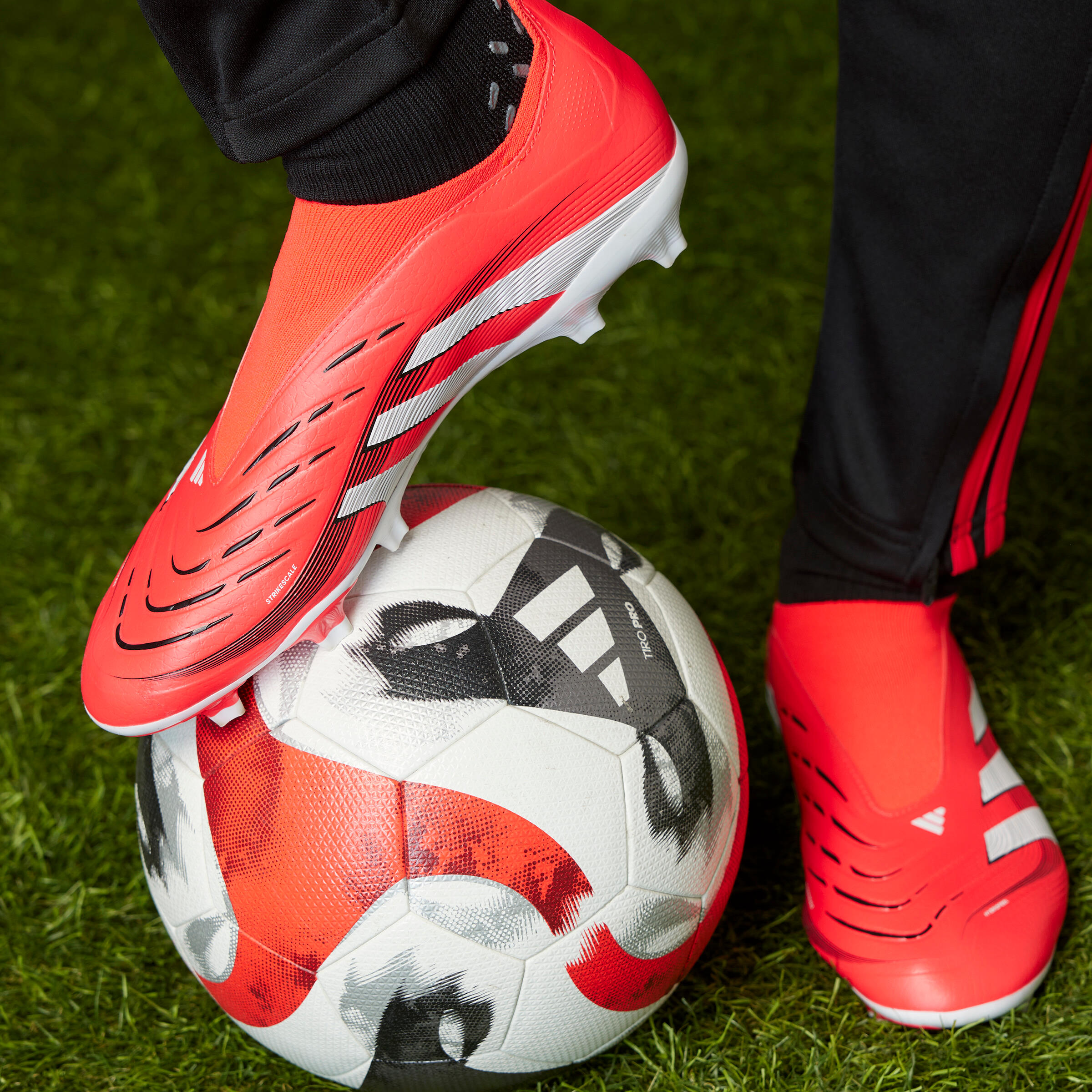 Kopačky Predator League Laceless FG/MG pro dospělé 12/13