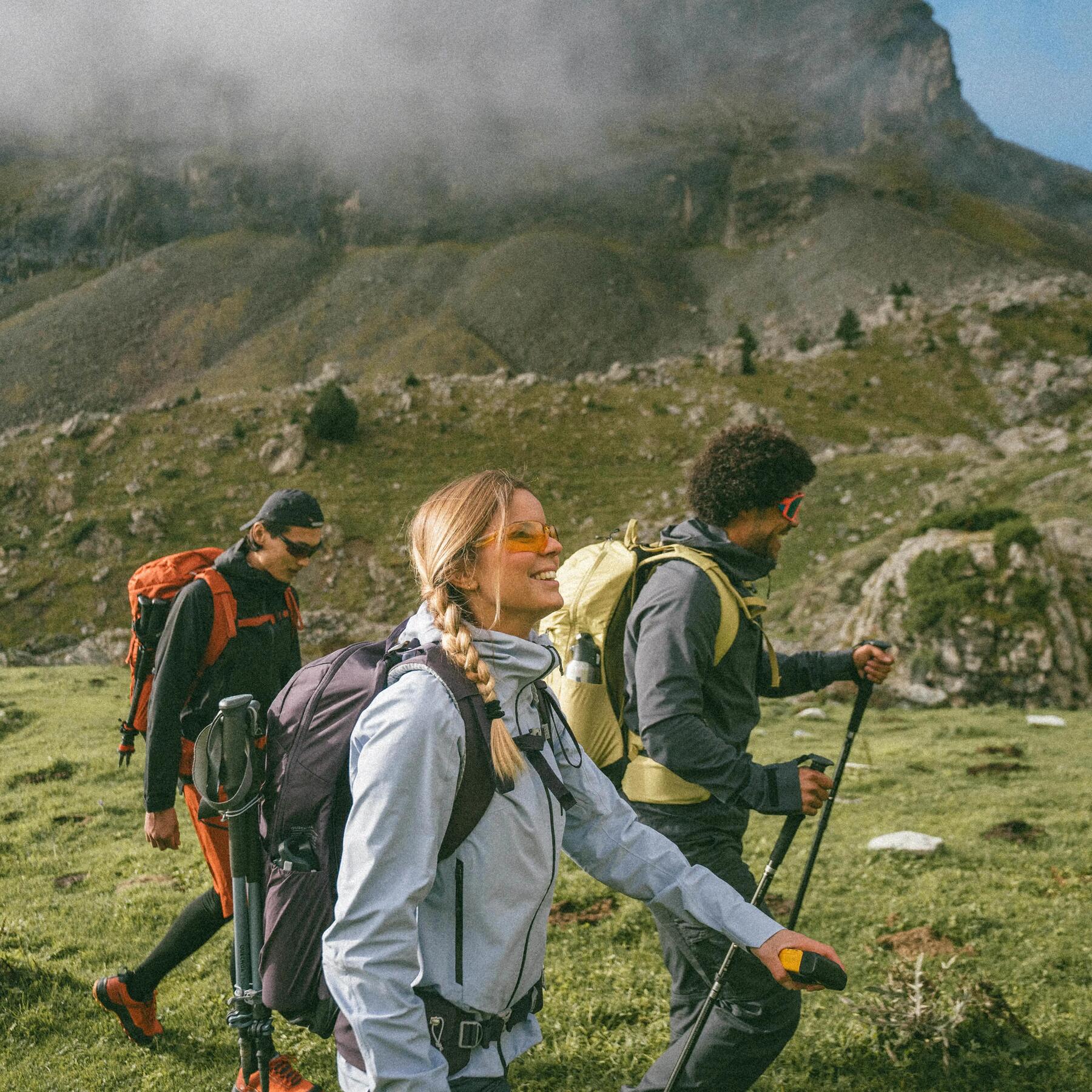 amigos haciendo el sendero de los cazadores